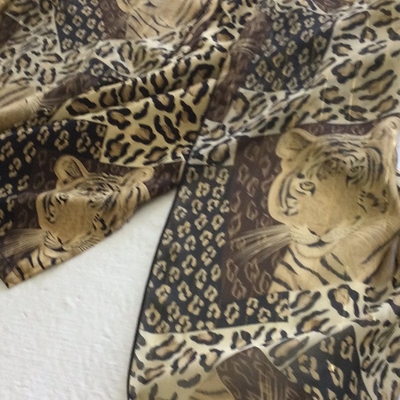 Woman’s Tiger Print Blouse size L color tan and black looks like 2 pc but is 1 - Picture 9 of 9